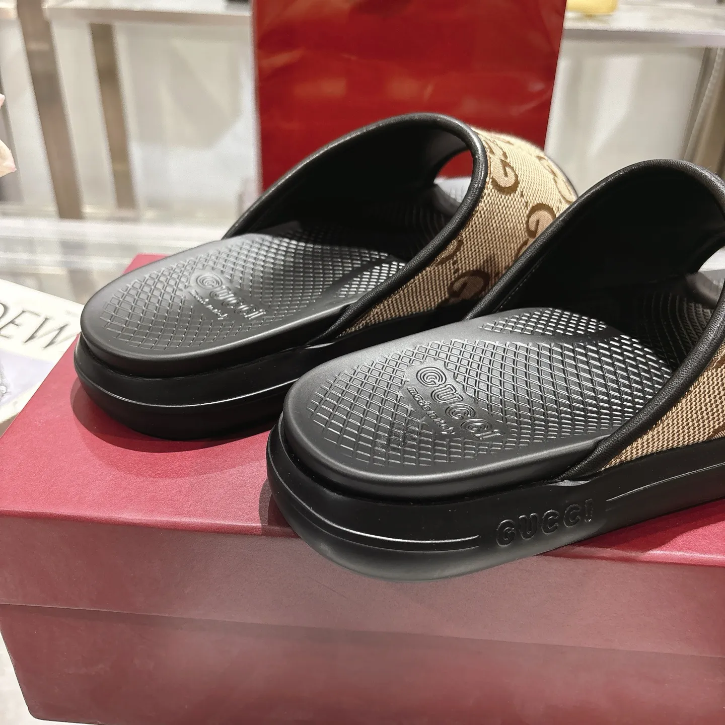 p400🐮🐮New summer men's slip-on slippers. Inspired by the summer spirit and beach clubs of the Italian coast, this piece is part of Gucci Lido. The Pre-Fall collection reinterprets the brand's signature elements and sophisticated patterns in a contemporary way. Made from black rubber, these flat sandals feature a slip-on design that reinterprets the brand's distinctive green and red web design. GG Classic Upper Men's Molded Rubber Footbed Gucci Logo Flat Made in Italy Size: Men's 40 to 47,